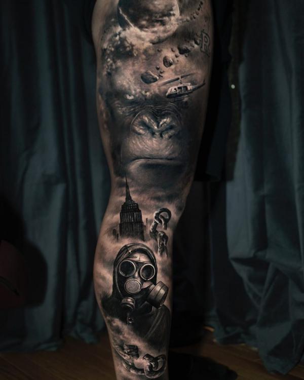 King Kong -elokuvan inspiroima tatuointi harmaasävyllä