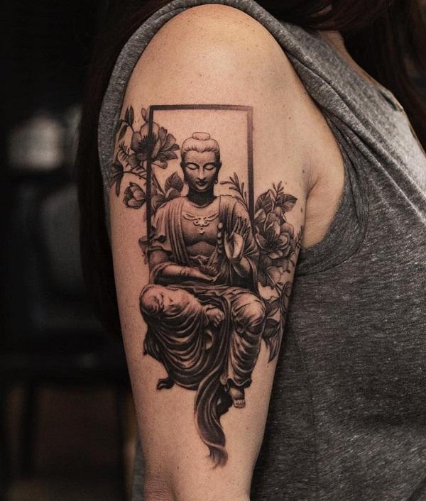 Βούδας στο τατουάζ διαλογισμού με λουλούδια