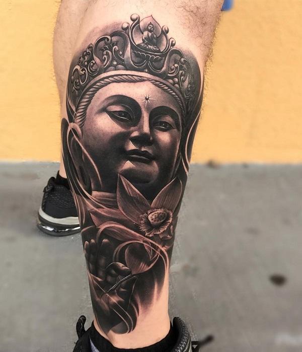 Buddhalainen hymy pitäen kukkajalkojen tatuointia