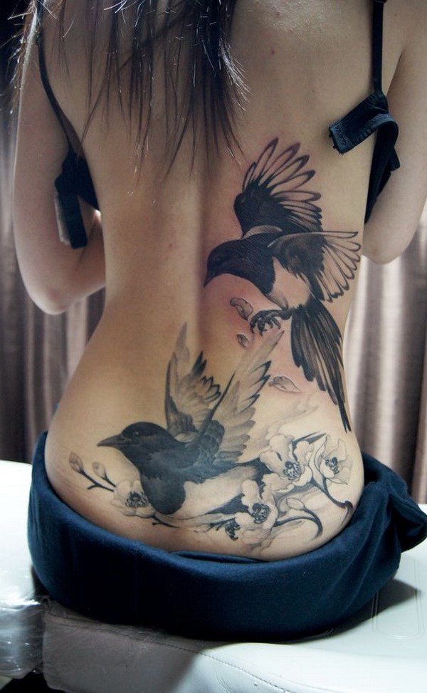 Ρεαλιστικό τατουάζ πουλιών στην πλάτη