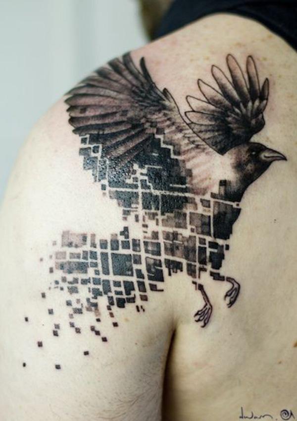 Αφηρημένο τατουάζ κοράκι σε σκούρο χρώμα με το σώμα του βαμμένο σε καρό και ρίγες