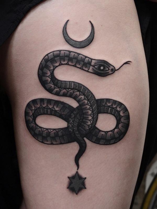 Snake Tattoo reisissä