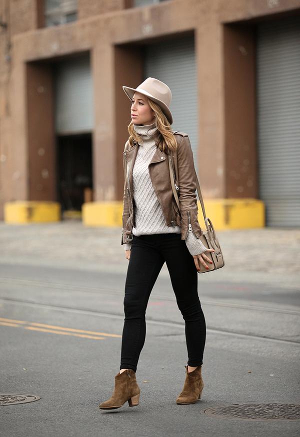 Helena Glazer ser ultra cool ud i et par ruskindstøvler, skinny jeans og en autentisk brunbrun læderjakke.