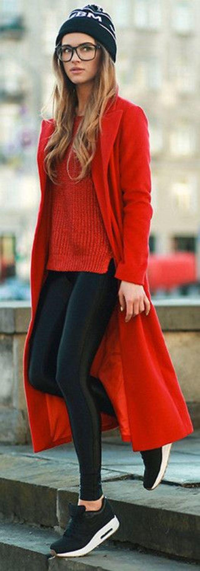 sorte sneakers + skinny skinnies + rød sweater + rød frakke + sort hue