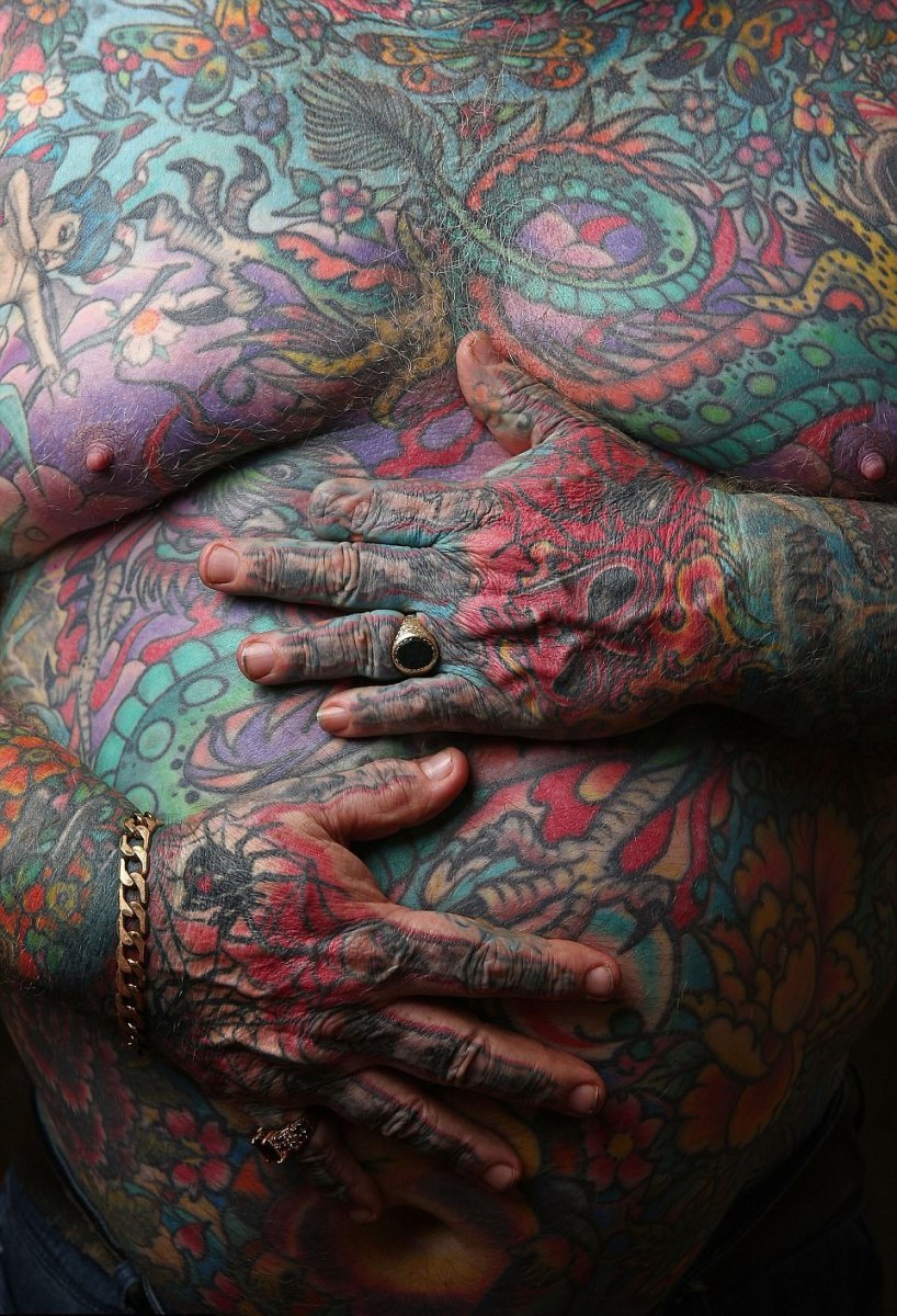 John kenney, 60 år gamle tatoveringer, gamle og tatoverede, gangstertatoveringer, ansigtstatoveringer, mand tatoverer hele kroppen ud af selvhad, afskåret finger