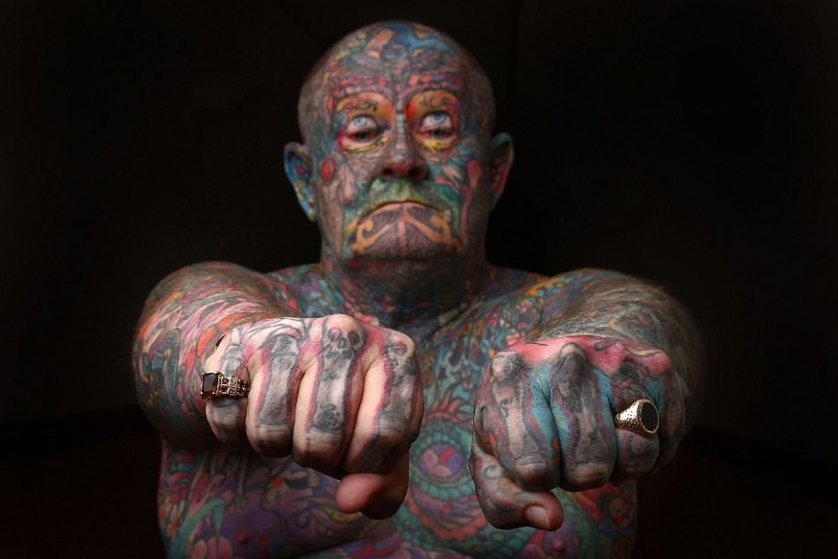 Τζον Κένι, τατουάζ 60 ετών, παλιά και τατουάζ, γκάνγκστερ τατουάζ, τατουάζ προσώπου, άνδρας τατουάζ ολόκληρο το σώμα από μίσος για τον εαυτό του, κομμένο δάχτυλο