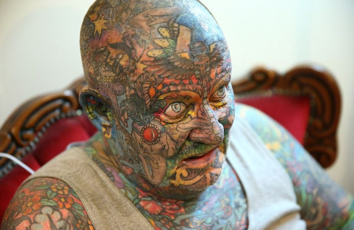 John kenney, τατουάζ 60 ετών, παλιά και τατουάζ, τατουάζ γκάνγκστερ, τατουάζ προσώπου, άνδρας τατουάζ ολόκληρο το σώμα από μίσος για τον εαυτό του, κομμένο δάχτυλο