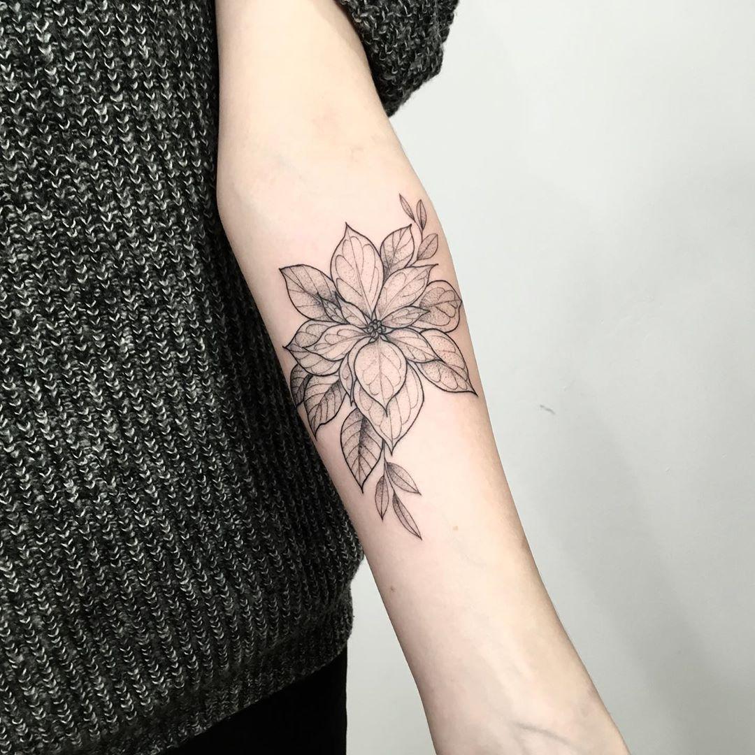 Τατουάζ Poinsettia σε μαύρο και άσπρο στο αντιβράχιο