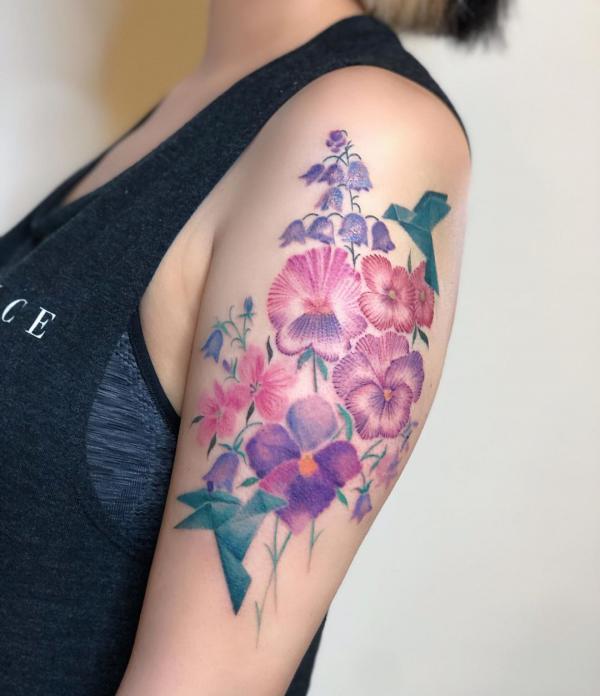 Πολύχρωμο βιολετί τατουάζ στο χέρι