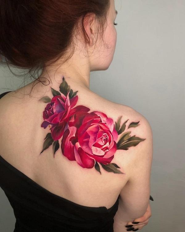 Κόκκινο τριαντάφυλλο άνθος τατουάζ στην πλάτη της γυναίκας