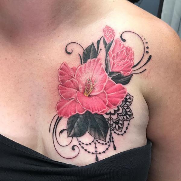 Rød gladiolus tatovering på brystet
