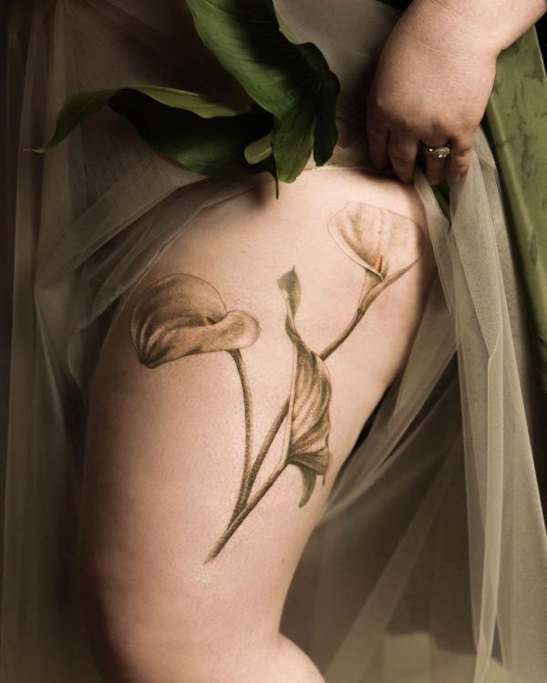 calla lily τατουάζ στο μηρό