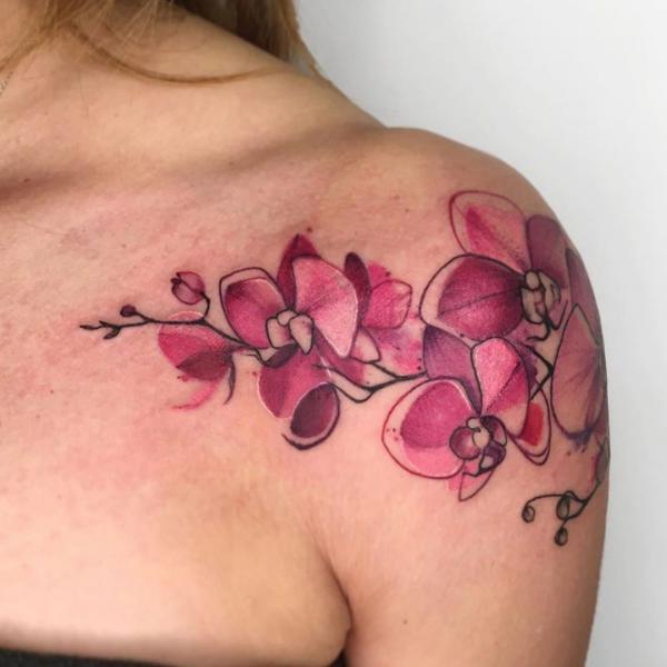 Pink orkidé tatovering på skulderen