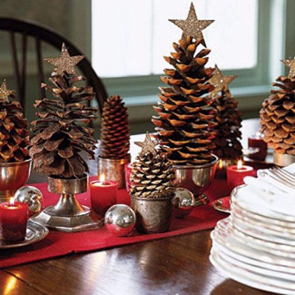 Ελκυστικές ιδέες διακόσμησης για τα Χριστούγεννα με μικρά κουκουνάρια που συνδυάζονται με αστέρι στην κορυφή επίσης κόκκινο κερί και μετάξι