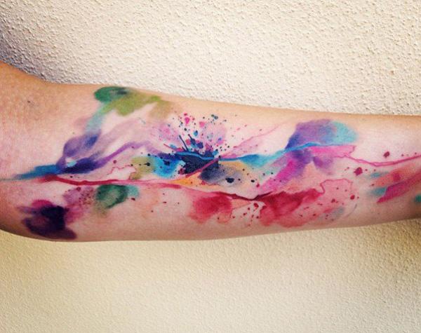 Farverigt akvarelblæk på underarmen
