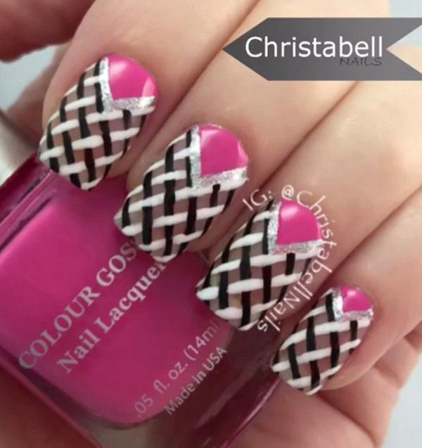 Pink og sort grid nail design