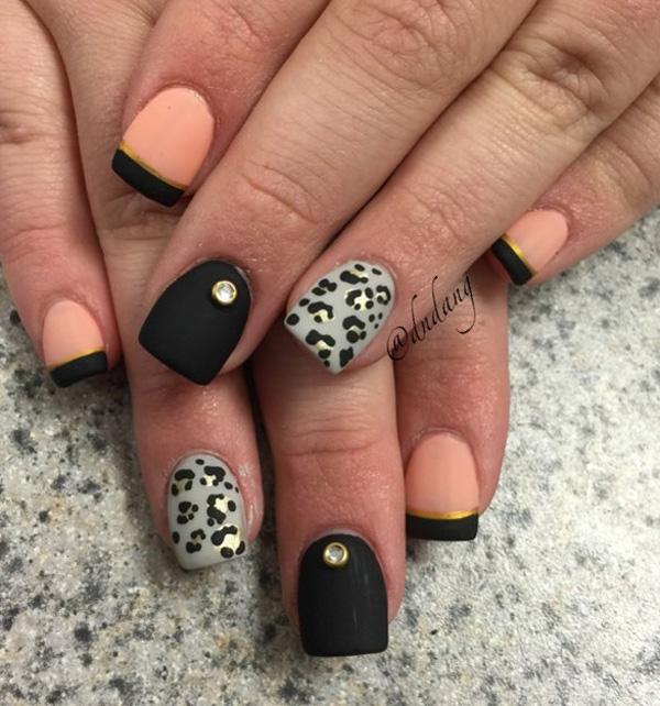 Lyserød og sort med leopard nail art