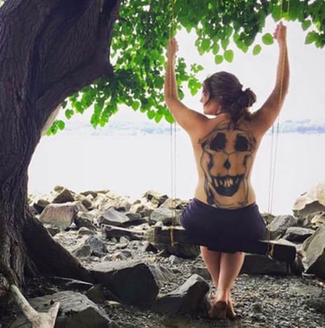 Salvador Dali Back Tattoo Tarkastele tätä Salvador Dalin innoittamaa massiivista selkätatuointia ja huomaat, että mustavalkoinen kuva koostuu seitsemästä naisesta, jotka on sijoitettu muodostamaan kallo. Ikoninen illuusio tunnetaan nimellä “In Voluptas Mors”, ja selän tatuoinnin kopion värjäsi Mike Shishmanian Hudson Valley Tattoo Companystä Wappingers Fallsissa New Yorkissa.