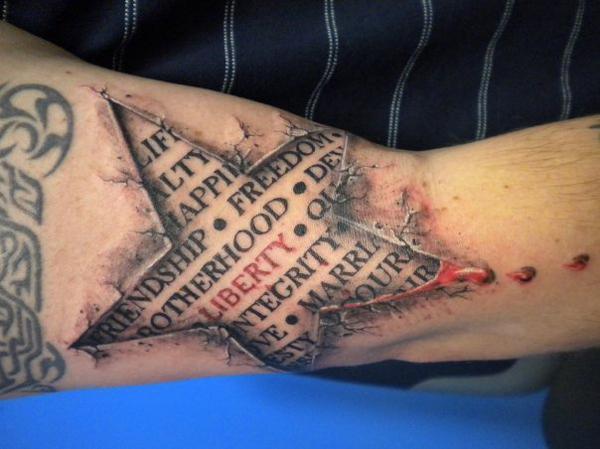 Veistetty tähti tatuointi käsivarteen