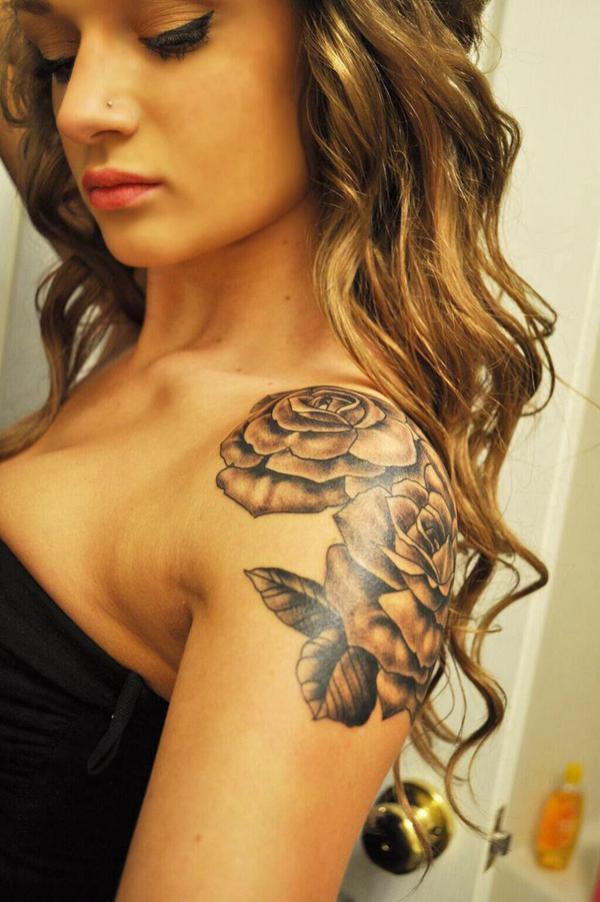 Rose -olkapään tatuointi