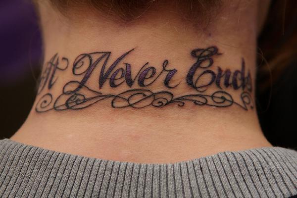Font tatovering på halsen til kvinder