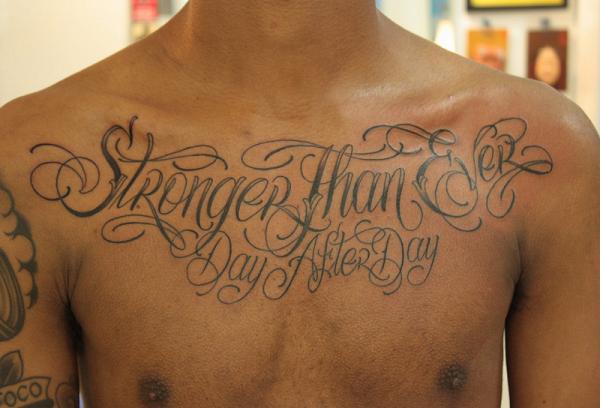Τατουάζ γραμματοσειράς στο στήθος