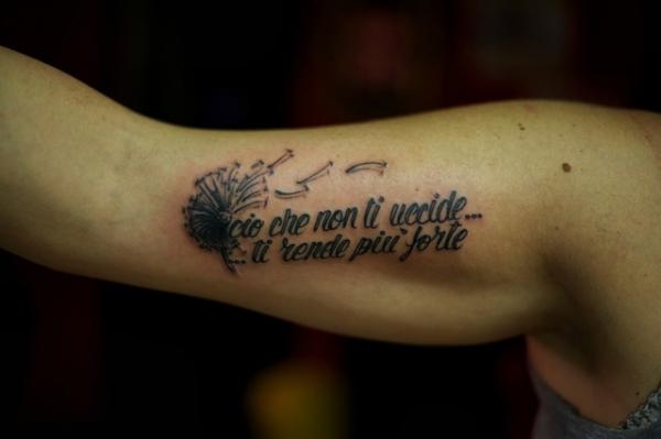 Lettering Tattoo på overarmen