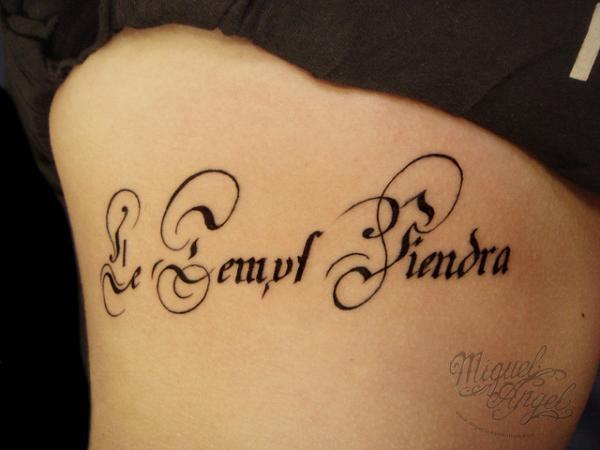 Τατουάζ με γράμματα στο πλάι