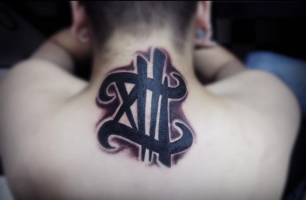 Τατουάζ λαιμού γραμματοσειράς