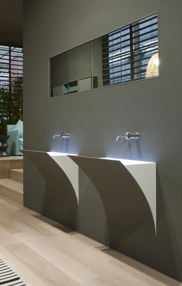 Vægmonterede håndvask i badeværelse med enkelt design