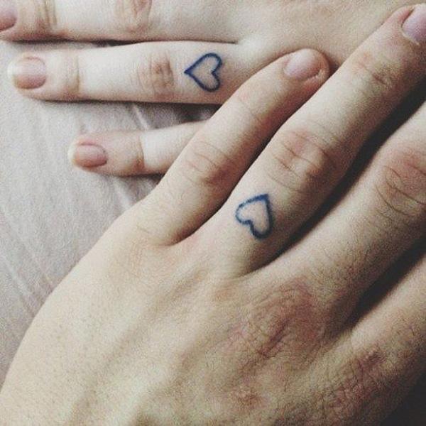 sydäntä vastaavat tatuoinnit sormella
