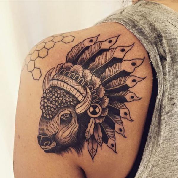 Bison tatovering på skulderen