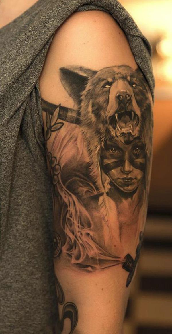 Indiansk tatovering - realistisk indisk pige iført en ulvehovedbeklædning