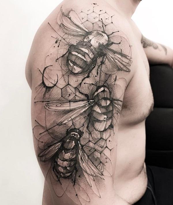 Stor tatovering med kvart ærme med bier på bikage