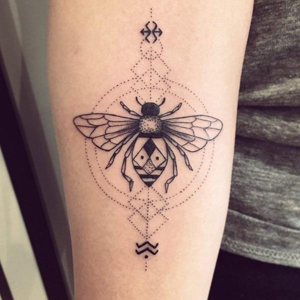 Bee tatovering
