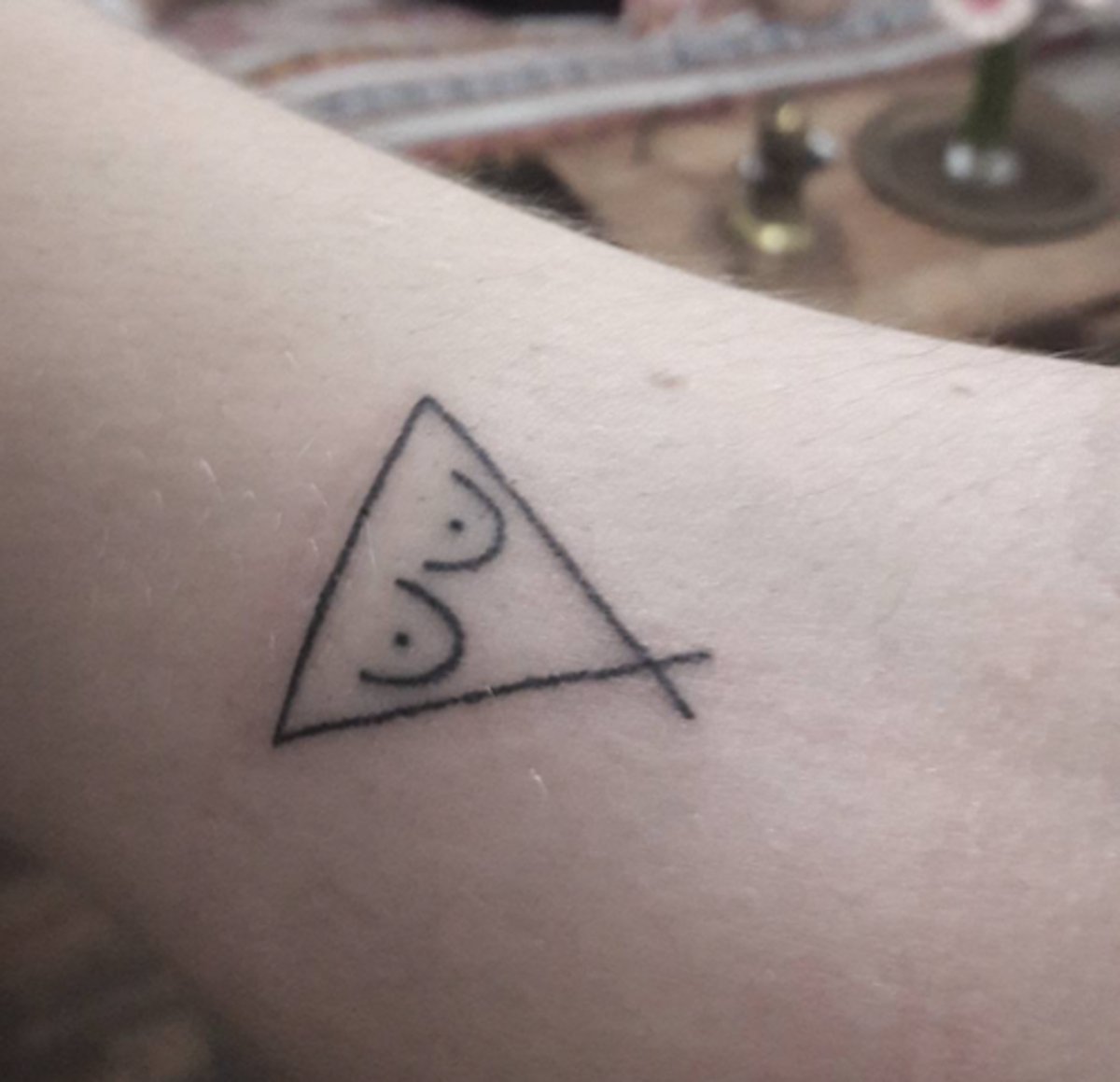 μικροσκοπικό-φεμινιστικό-τατουάζ-τρίγωνο