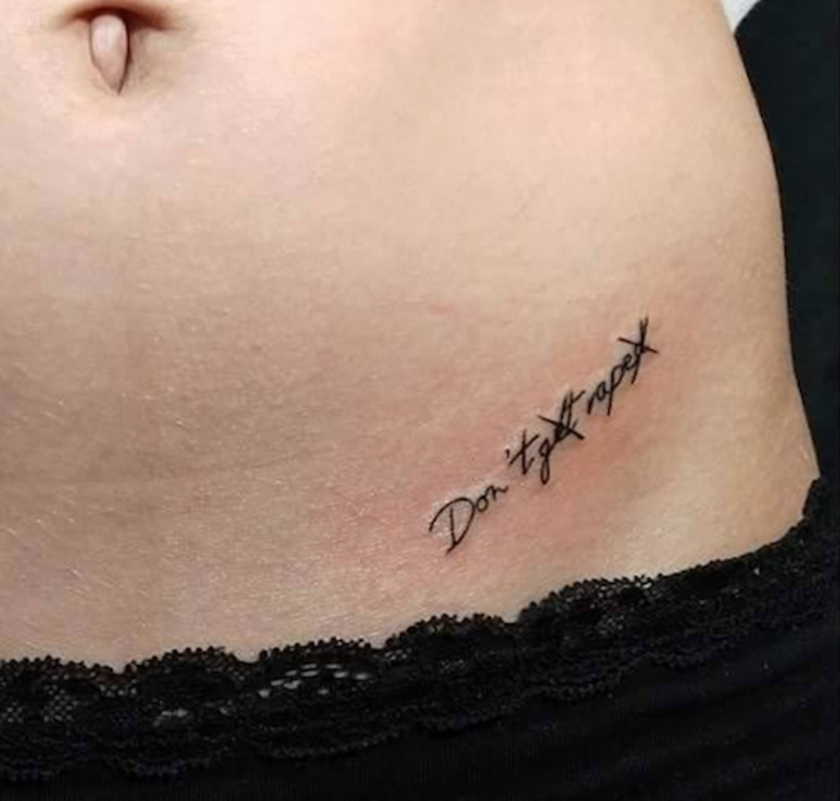 pieni-feministinen tatuointi