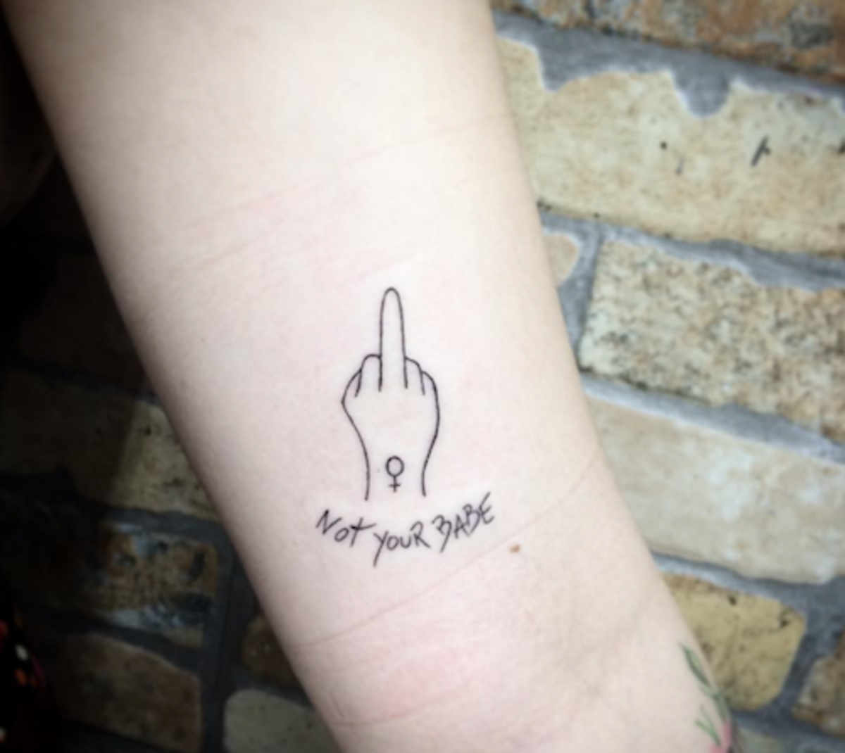 μικροσκοπικό-φεμινιστικό-τατουάζ-δάχτυλο-2