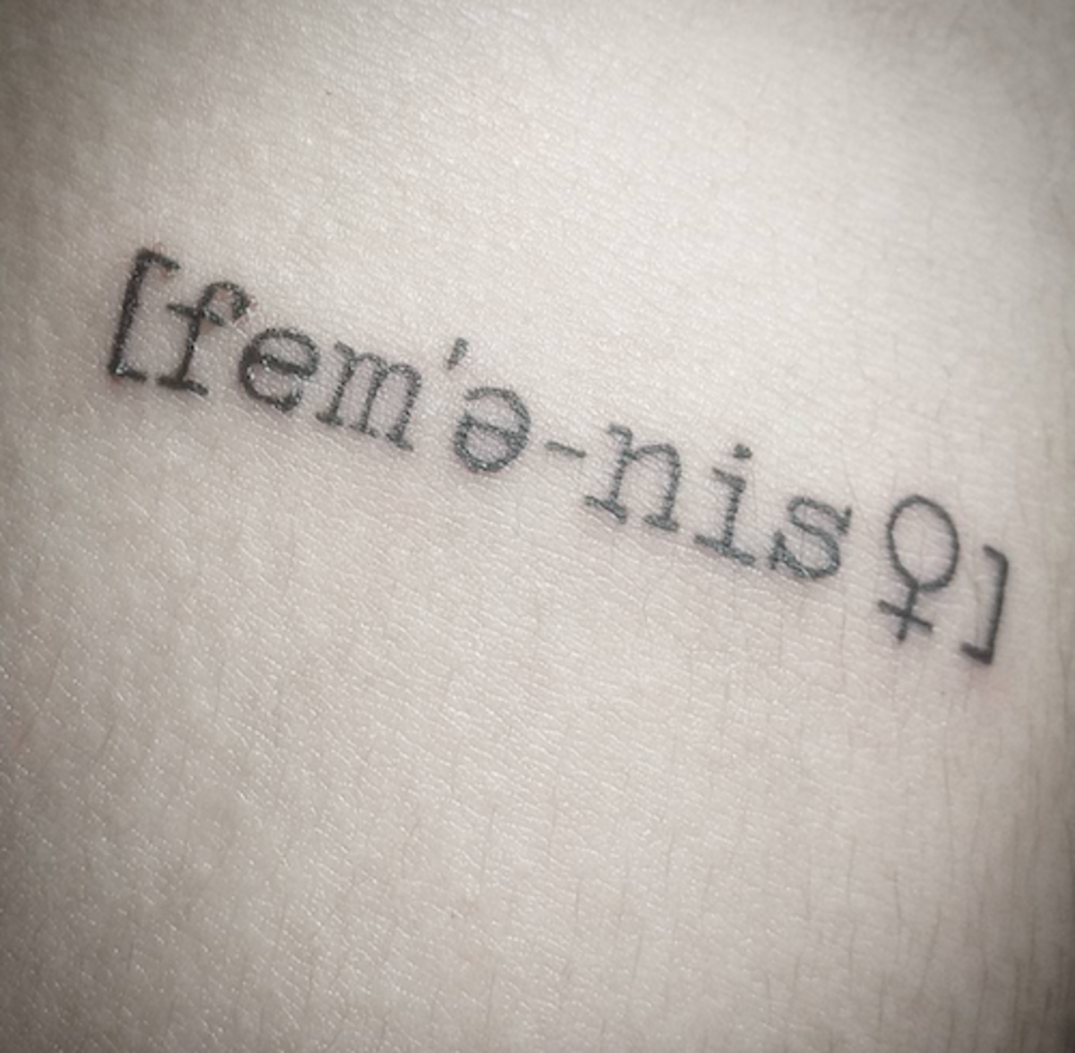 pieni-feministinen-tatuointi-feminismi