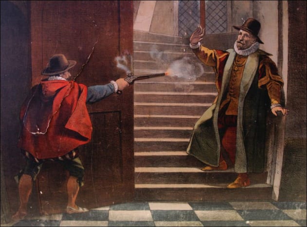 Foto via staticflickr Den 10. juli 1584 myrdede Balthasar Gerard den hollandske uafhængighedsleder, William I af Orange. Som svar på forbrydelsen blev Gerhrad fængslet og tortureret. Den første nat i hans fængsel blev Gérard hængt på en stang og surret med en pisk. Derefter blev hans sår smurt med honning, og en ged blev bragt for at slikke honningen af ​​hans hud med sin grove tunge. Geden nægtede imidlertid at røre ved den dømte lig. Efter denne og andre torturer blev han overladt til natten med hænder og fødder bundet sammen, som en bold, så søvn ville være vanskelig. I løbet af de følgende tre dage blev han gentagne gange hånet og hængt på en stang med hænderne bundet bag ryggen. Derefter blev en vægt på 300 kg fastgjort til hver af hans store tæer i en halv time. Efter denne halve time blev Gérard udstyret med sko lavet af velolieret, ikke-hærdet hundehud; skoene var to fingre kortere end hans fødder. I denne tilstand blev han sat foran en brand. Når skoene varmede op, trak de sig sammen og knuste fødderne inde i dem til stubbe. Da skoene blev fjernet, blev hans halvbrune hud revet af. Efter at hans fødder var beskadiget, blev hans armhuler mærket. Derefter var han klædt i en skjorte gennemblødt i alkohol. Derefter blev brændende baconfedt hældt over ham, og skarpe søm stak mellem kødet og neglene på hans hænder og fødder. Gérard siges at have været rolig under sin tortur.