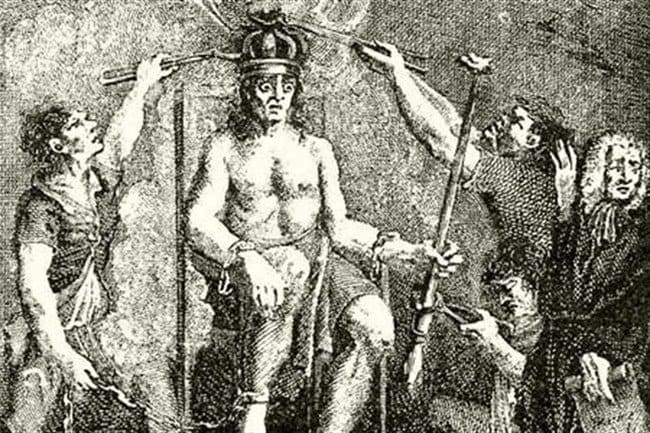 Foto via arkivumGyörgy Dózsa var en ungarsk oprør i 1400'erne, som til sidst blev fanget, tortureret og henrettet sammen med sine tilhængere. Han blev taget til fange efter slaget og dømt til at sidde på en ulmende, opvarmet jerntron og tvunget til at bære en opvarmet jernkrone og scepter (hånede hans ambition om at være konge). Mens han led, blev et optog af ni medoprørere, der på forhånd var sultet, ført til denne trone. I spidsen var Dózsas yngre bror, Gergely, der blev skåret i tre på trods af, at Dózsa bad om, at Gergely blev skånet. Derefter fjernede bødlerne en tang fra en brand og tvang dem ind i Dózsas hud. Efter at have revet hans kød, blev de resterende oprørere beordret til at bide steder, hvor den varme tang var blevet indsat og til at sluge kødet. De tre eller fire, der nægtede, blev simpelthen skåret ned, hvilket fik de andre til at følge. Til sidst døde Dózsa af prøvelsen, mens oprørerne, der adlød, blev løsladt og efterladt alene.
