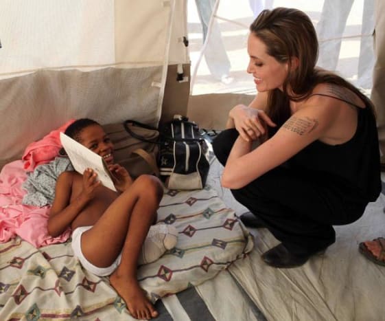 Angelina Jolie Pitt Humanitaarinen yhdessä tatuoidun aviomiehensä Brad Pittin kanssa on yhtä tunnettu hyväntekeväisyystoimistaan ​​kuin menestyselokuvistaan. Jolien pakolaisasiat maailmanlaajuisesti ovat vieneet hänet yli 30 maahan ja johtaneet hänet YK: n pakolaisasiain päävaltuutetun erityislähettilääksi. Tällä tavoin näyttelijä on vastuussa