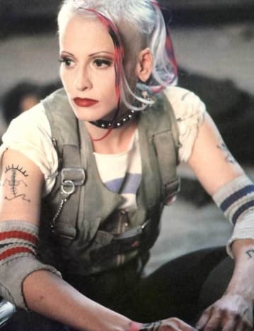 I filmen fra 1995 rocker Tank Girl en håndfuld små tats og en stor holdning som filmens vigtigste antihelt.