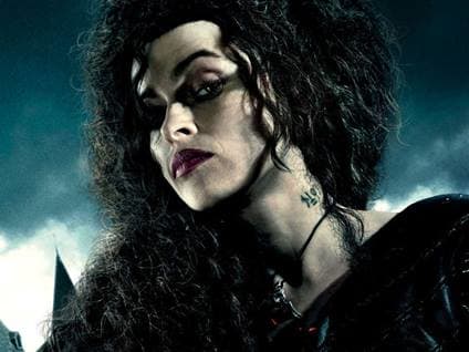 Η κακή μάγισσα OG φοράει τους αριθμούς της φυλακής Azkaban στο λαιμό της, καθώς και το σκοτεινό σημάδι του Voldemort στο μπράτσο της.