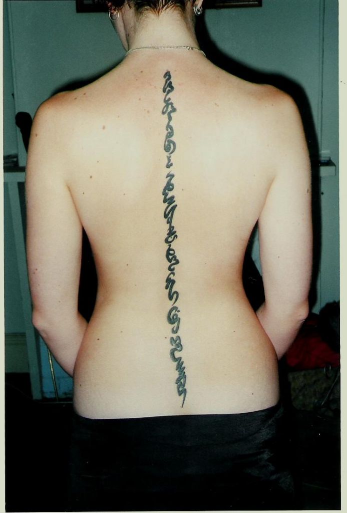 88 Πίσω τατουάζ που θα σας κάνουν να κάνετε ένα πίσω τατουάζ