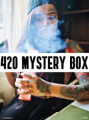 Malli Karlee JaneTänä vuonna 420, ota mahdollisuus eksklusiiviseen mysteerilaatikkoomme!
