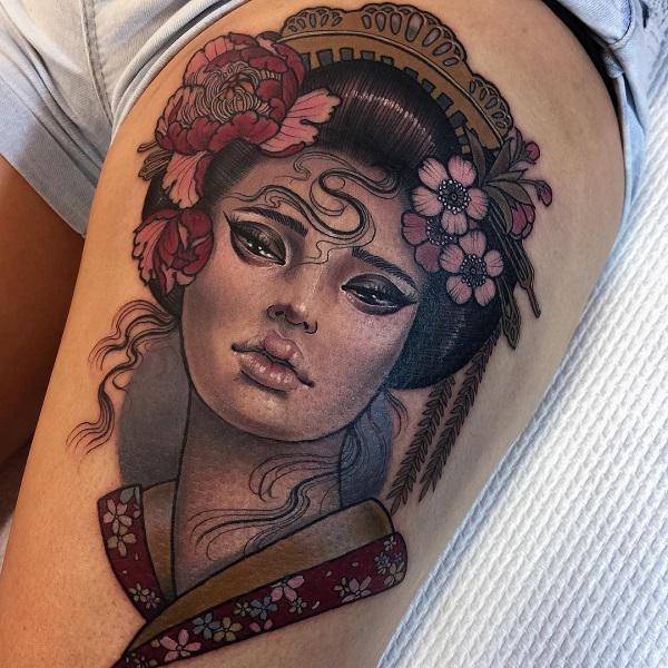 Τατουάζ πορτρέτου Geisha στο μηρό