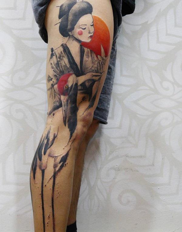 Akvarel tatovering med geisha, kran og sol på benet