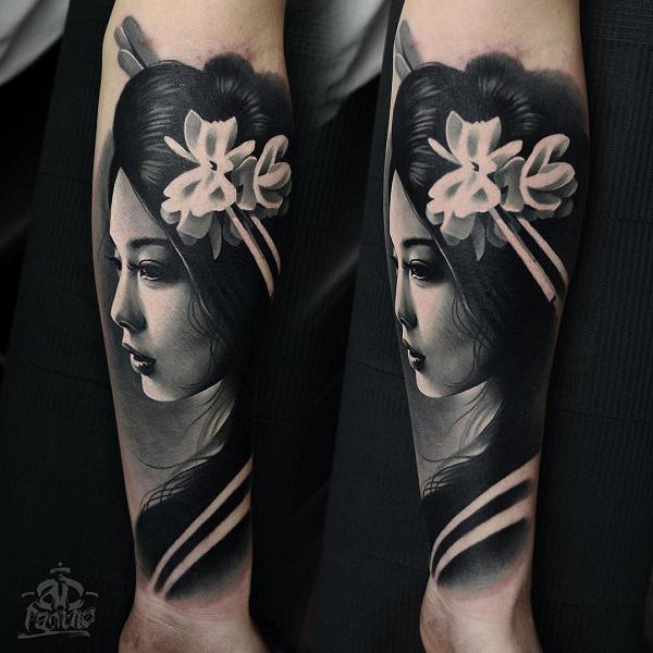 Mustavalkoinen geisha -tatuointi kyynärvarressa