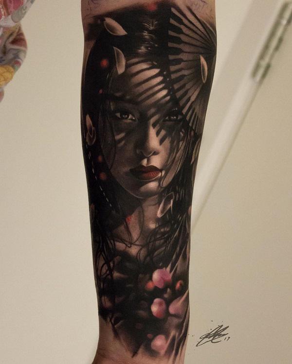 Ρεαλιστικό τατουάζ γυναικών με σκιά στο αντιβράχιο